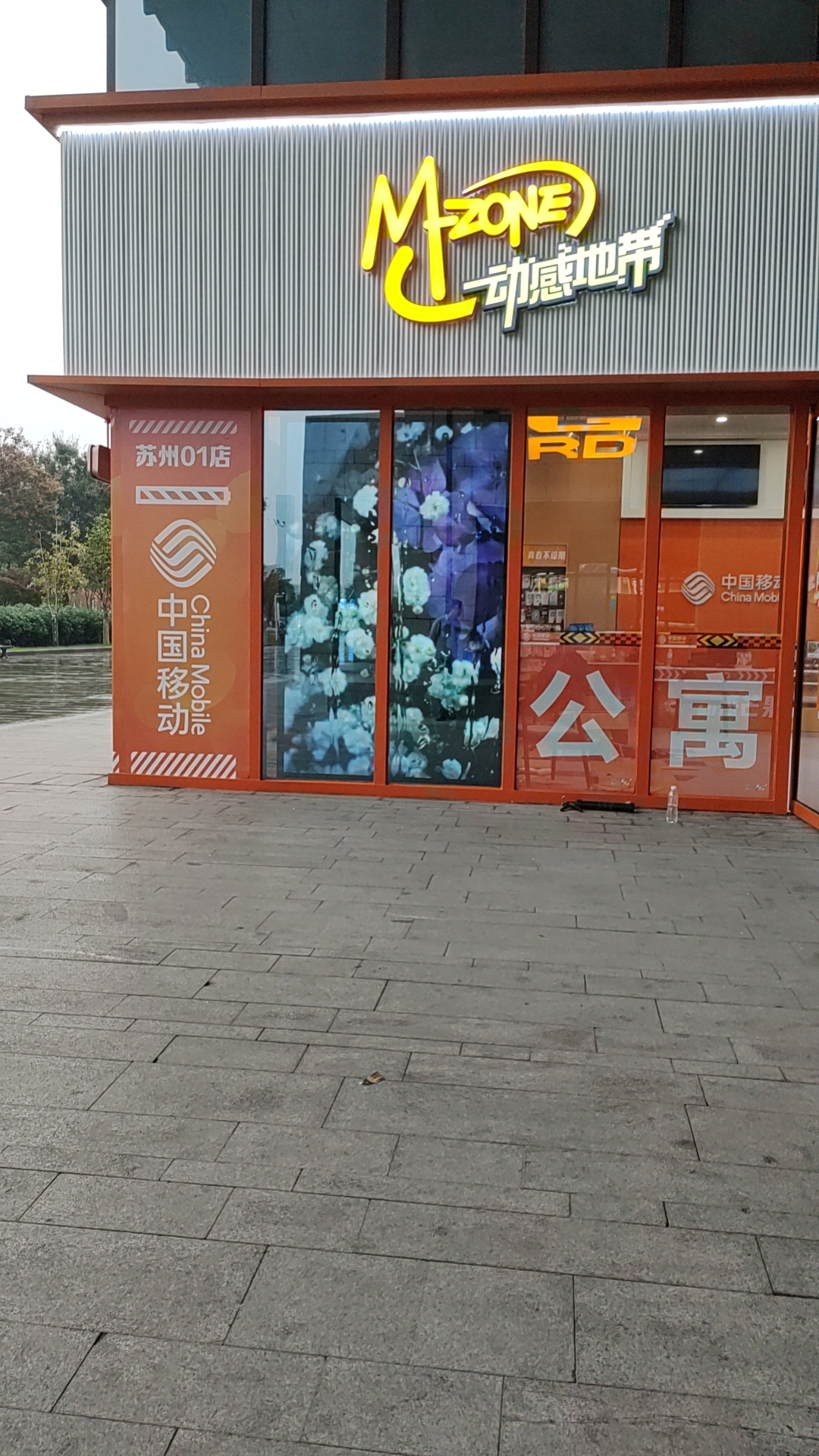 苏州LED显示屏苏州中国移动窗橱屏安装完成